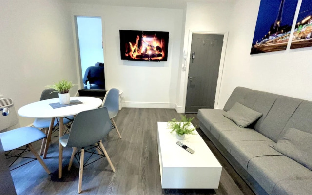 Albert Luxury Hottub and Jacuzzi Apartments