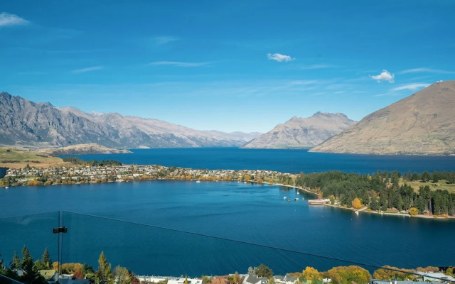 Modern 3 bedroom with stunning postcard views!