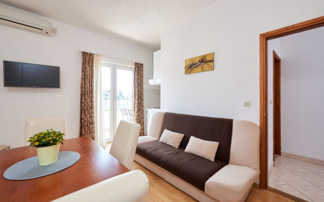Apartment Mare - 30 m from pebble beach: A3 Seget Vranjica, Riviera Trogir