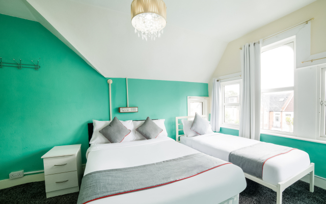 OYO Devine Beach Hotel, Westcliff Southend-On-Sea