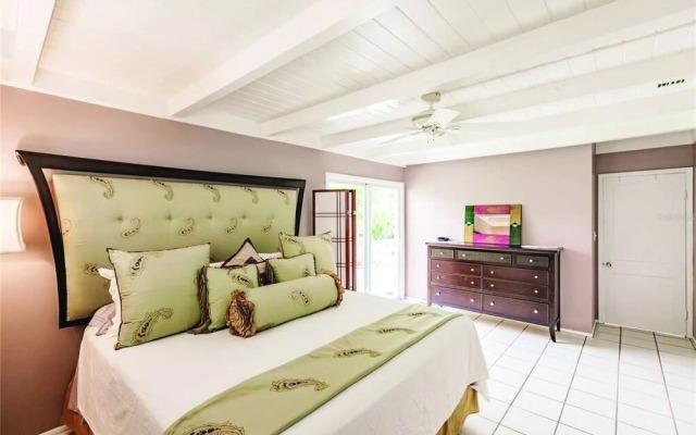 Tropical Siesta 2 Bedroom Home by RedAwning