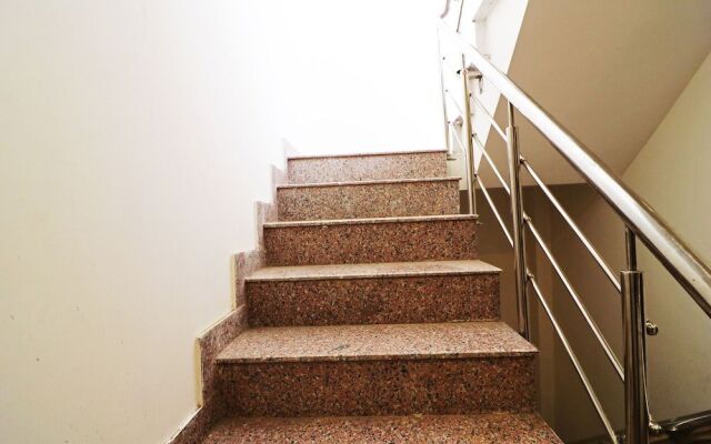OYO 42622 Admiral Suites