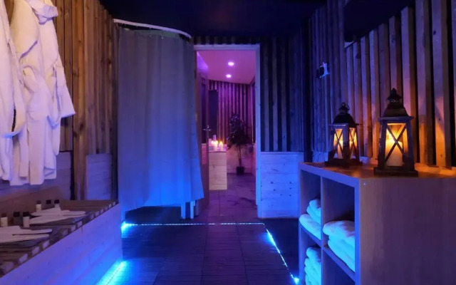 Angela's Hideaway - 2 Beds - Hot Tub - Sauna