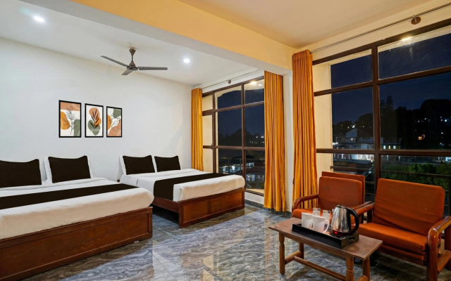 OYO 13581 Hotel Raj