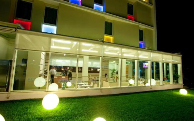 Breaking Business Hotel