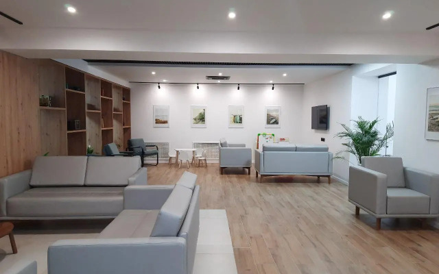 Aquamarine Apartment on Pionersky Avenue 20