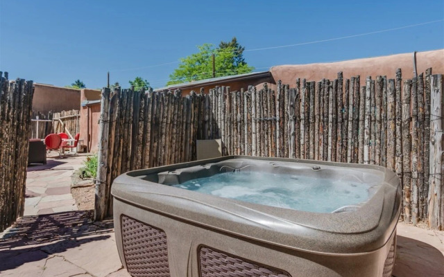 Paloma - Historic Adobe One Block To Canyon Road, Five Blocks To the Plaza, Gorgeous Furnishings, Fireplace, Hot Tub
