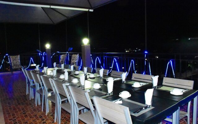 Club Rose Bay Hotel