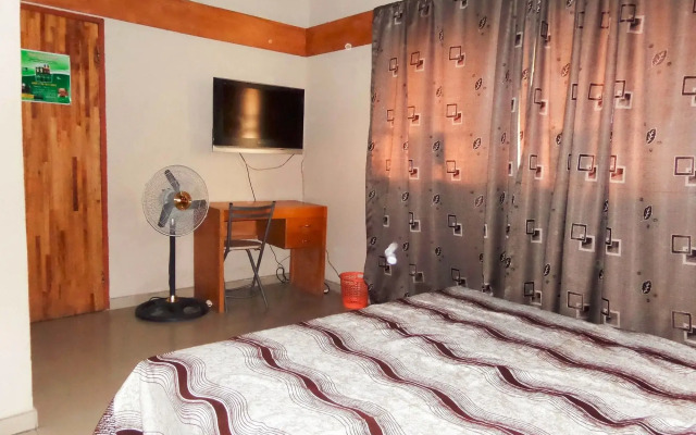 Deke Hotel and Suites