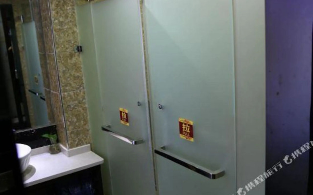 Super 8 Hotel (Hengyang Nanyue Archway)