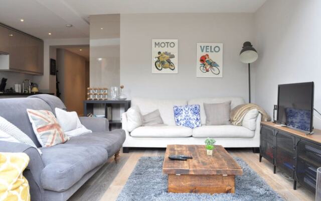 Spacious 2 Bedroom Flat With Garden