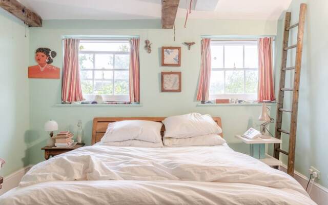 Spacious and Colourful 2 Bedroom Flat in Lambeth