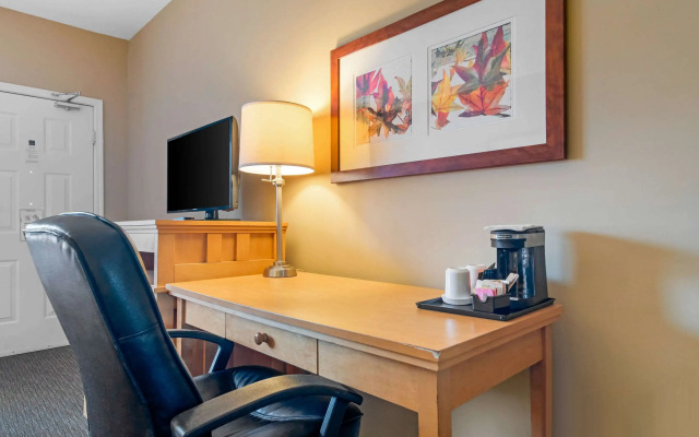 Econo Lodge Inn & Suites