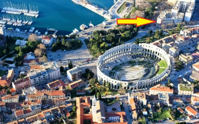 Amphitheater Apartment