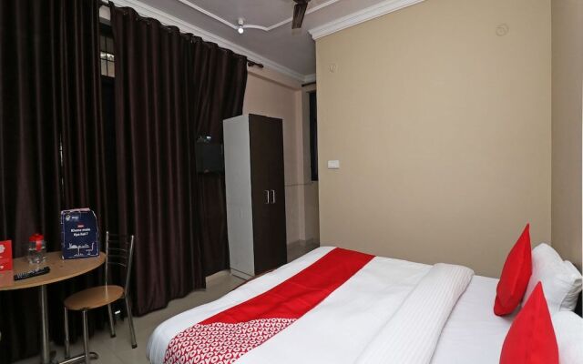 OYO 28173 Hotel Reeva