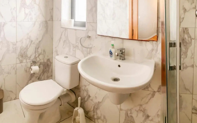 XL Central Home - Sleeps 10 people