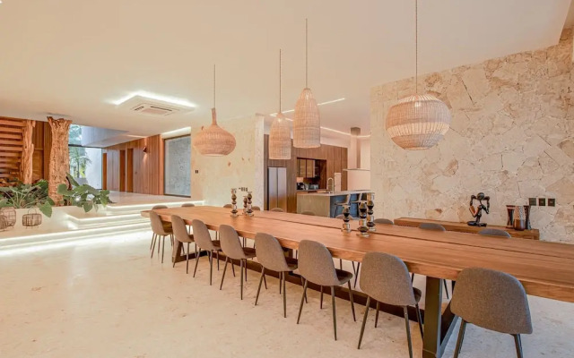 7-br Luxury Beachfront Paradise With Ocean Views