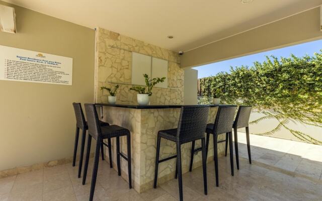 4BR 3BA w Pool Sleeps 10 200m From Eagle Beach