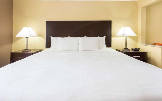 Days Inn & Suites by Wyndham Davenport East