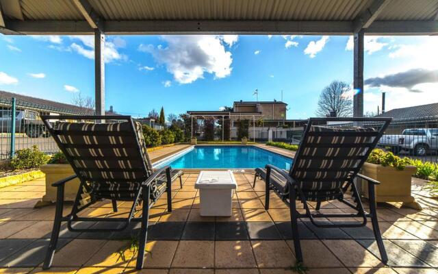 Country Gardens Motel