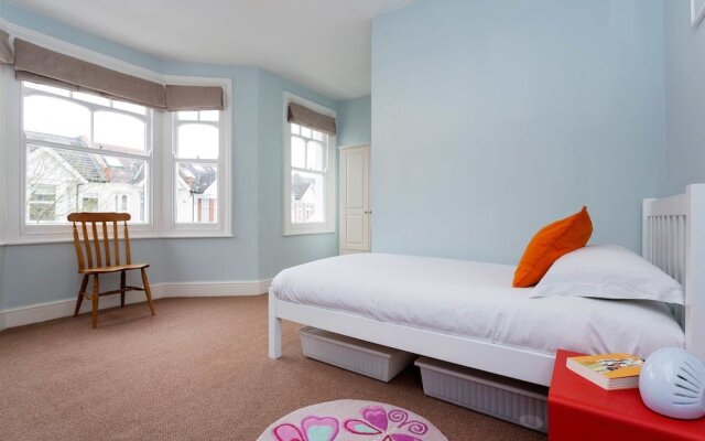 Terraced Home in Tranquil Wimbledon