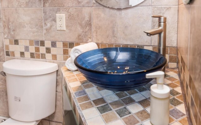 Cozy 1BR Apartment With a King Bed Near Downtown Ottawa