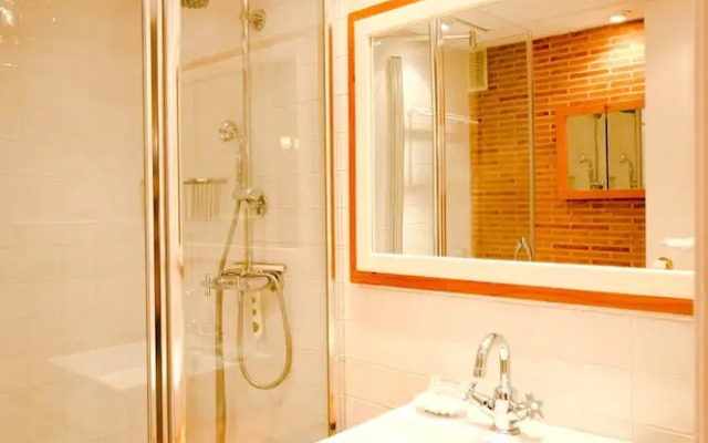 Suitur beachfront duplex with pool and sea views