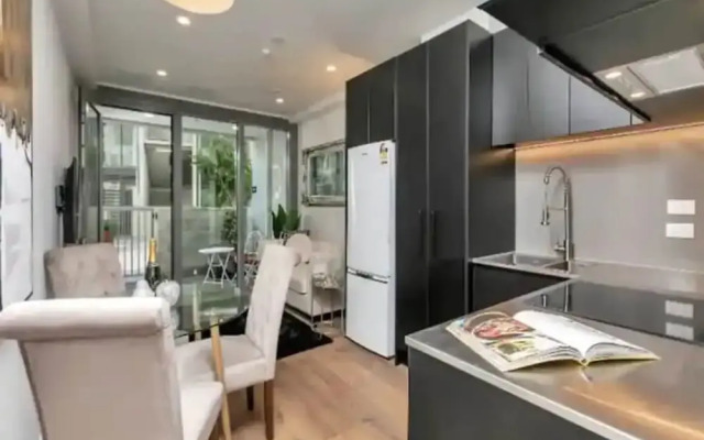 Stylish 1 Bedroom With Office Area Plus Parking!
