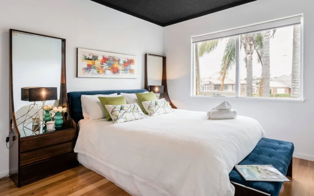 Renovated Retro Apartment Near Harbour Front Walks – Guest Rooms – Sydney