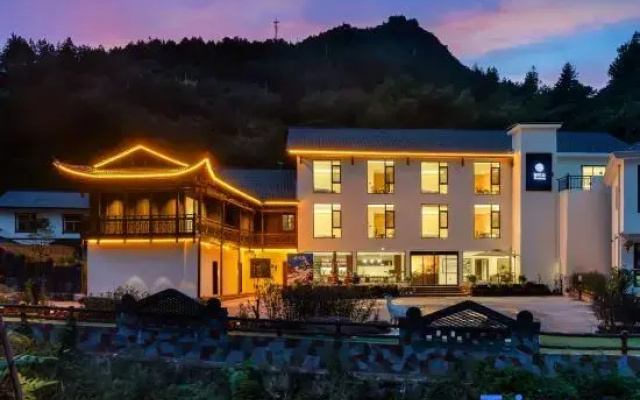 Shambhala Perched Peaks Courtyard Hotel (Zhangjiajie National Forest Park)