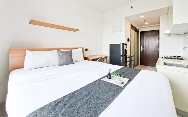 Basic Look Studio Apartment At Sky House Bsd Near Aeon Mall – Guest Rooms – Legok