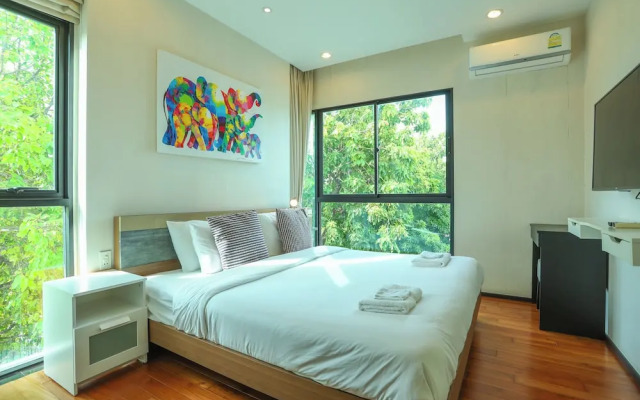 Chic Condo Just 100m from the Shore c130