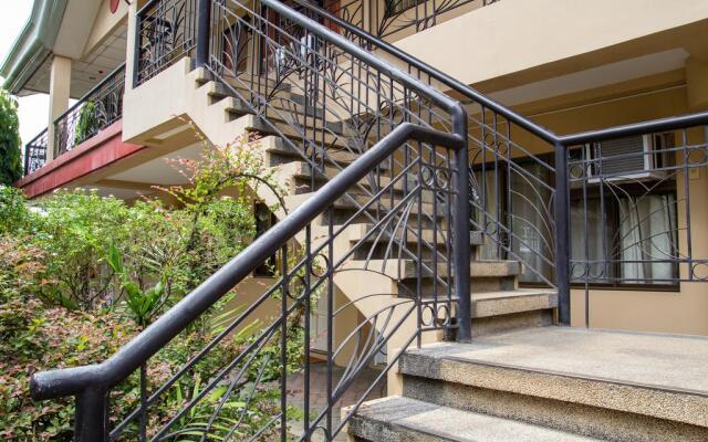 Oyo 142 Golden Belle Apartelle Suites