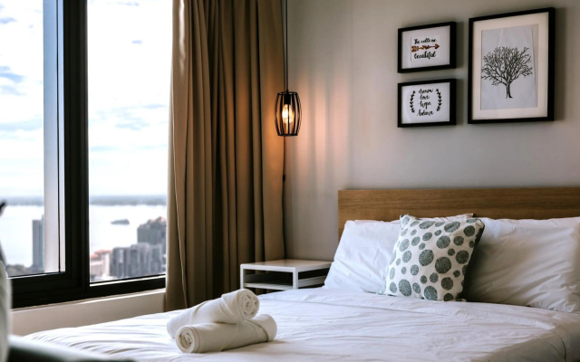 MUJI Studio 2 - Seaview at 218 Tropicana Near Komtar Food Heaven Heritage with Netflix & TV Box – Guest Rooms – George Town