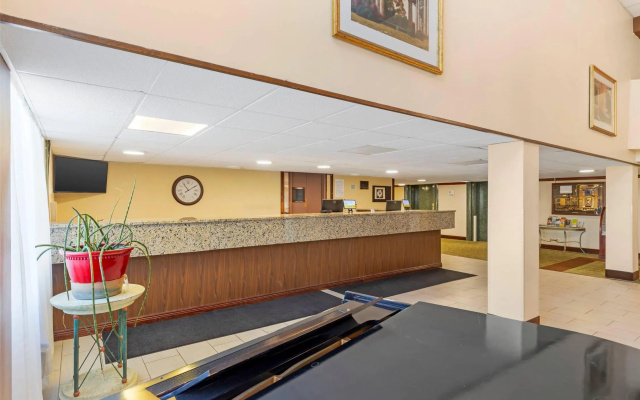 Clarion Hotel & Conference Center Lansing West