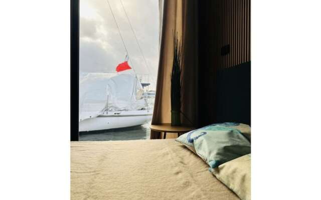 Premium Houseboat Blue Lagoon