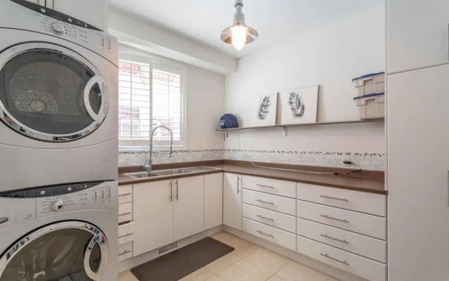 Stylish 4BR Oasis Peaceful Mississauga Location