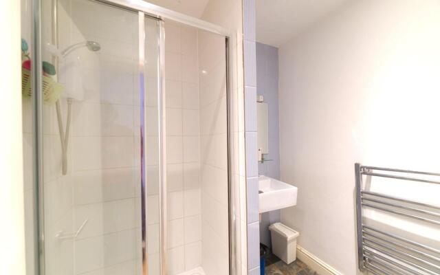 Bright Central London Apartments by DC London Rooms