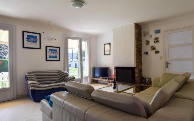 Serene Holiday Home in Pénestin with Garden