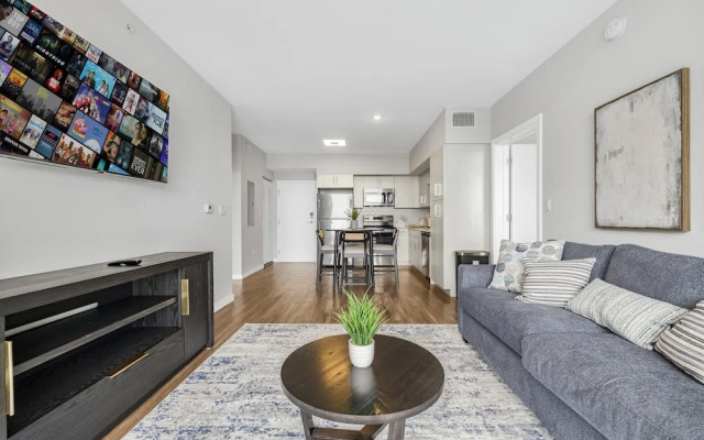Stylish City-View Condo Pool Access