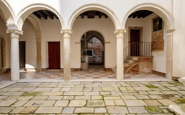 Venice Canal Palazzo Gracious and Modern 3 Bedroom Apartment