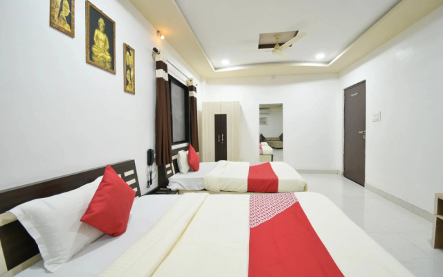 OYO 43971 The Royal Palace