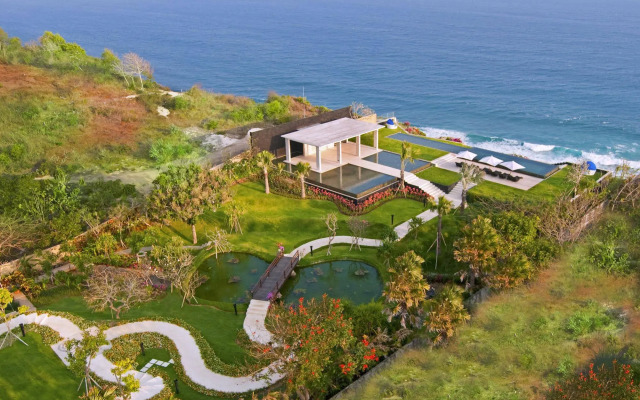 The Sanctus Villa