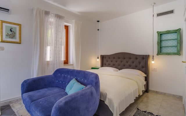 Room Alma 2