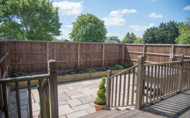 Willow Lodge With Hot Tub, Kingfishers