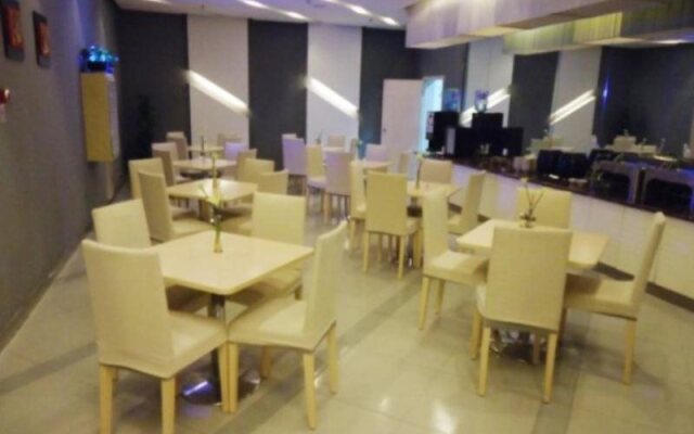 Pai Hotel Luohe Shuanghui Road