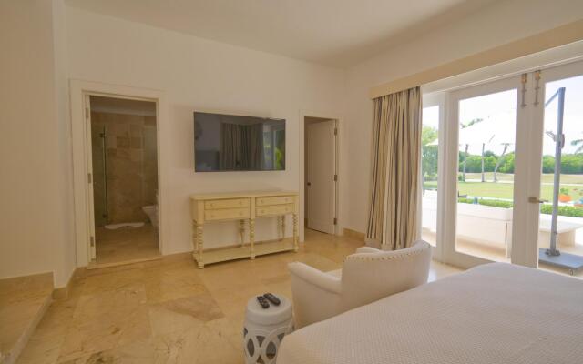 Fantastic 8-bedroom Golf-front Mansion Near the Beach