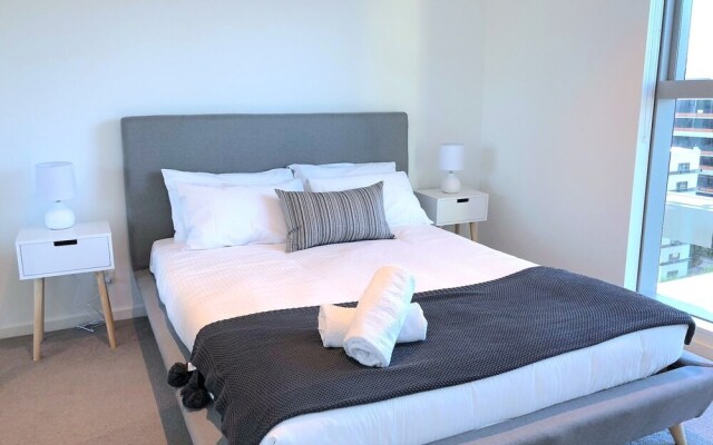 Modern Docklands Apartment in CBD