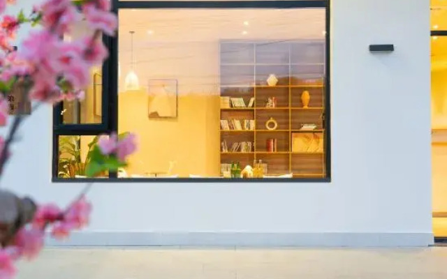 Wanning Riyuewan Flower Romantic Homestay