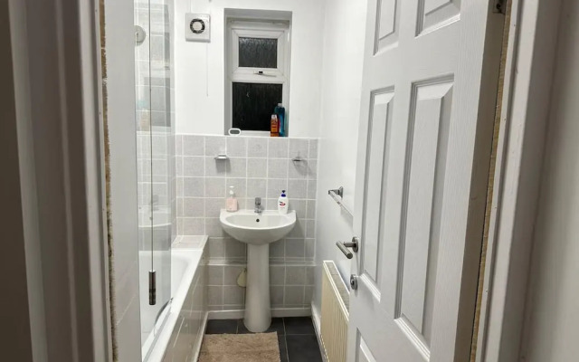 Stylish 1BR Apt w/ Fireplace & High-speed Wifi